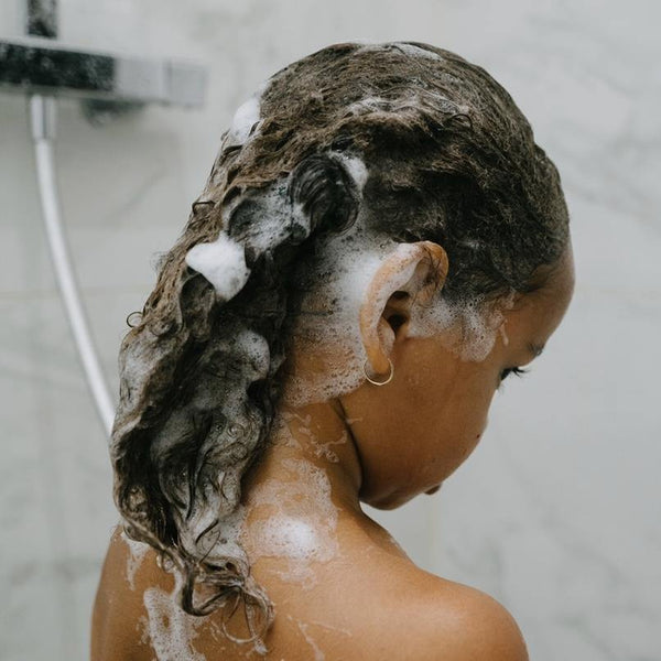 Comment démêler les cheveux crépus de votre enfant sans pleurs ?