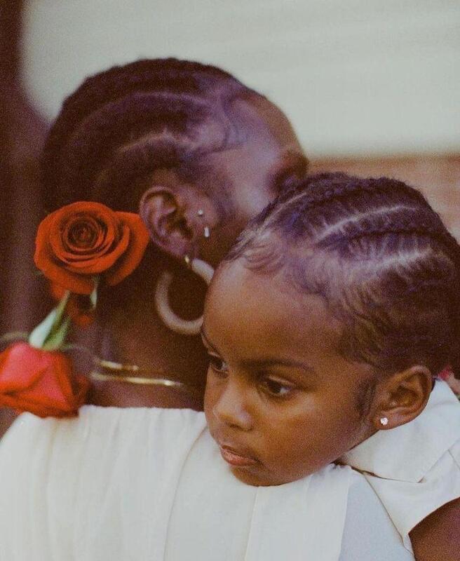 Guide pour mamans : comment prendre soin des cheveux crépus, frisés de mon enfant