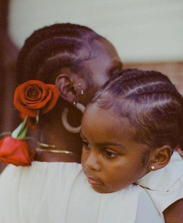 Guide pour mamans : comment prendre soin des cheveux crépus, frisés de mon enfant