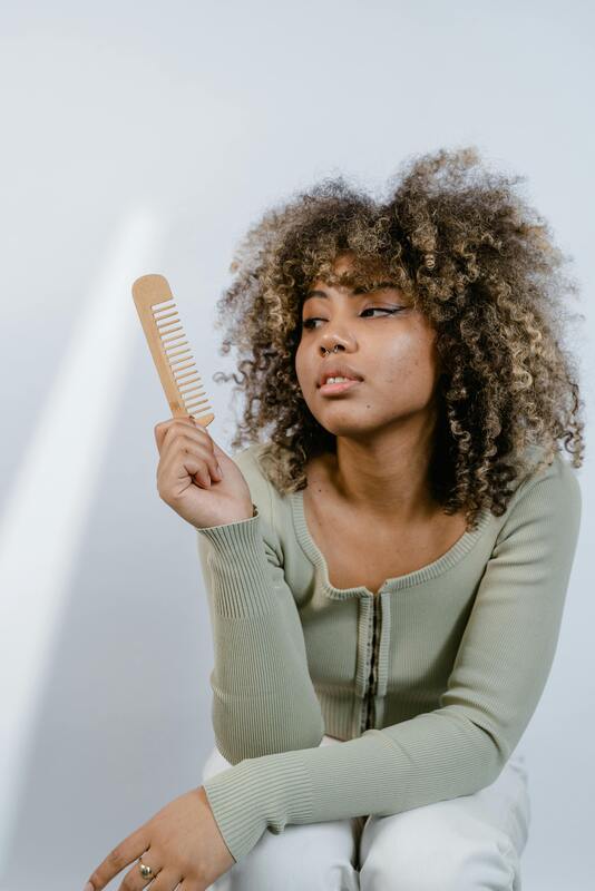 Pourquoi vos cheveux cassent malgré une bonne routine capillaire ?