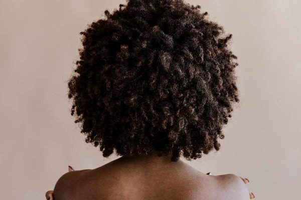 Routine pour cheveux crépus à boucles serrées avec fort shrinkage