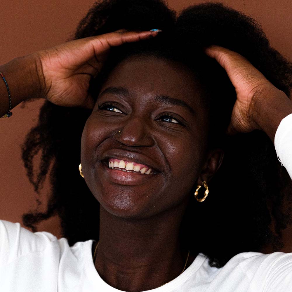 Routine pour cheveux crépus à boucles en spirale (moyenne à large)